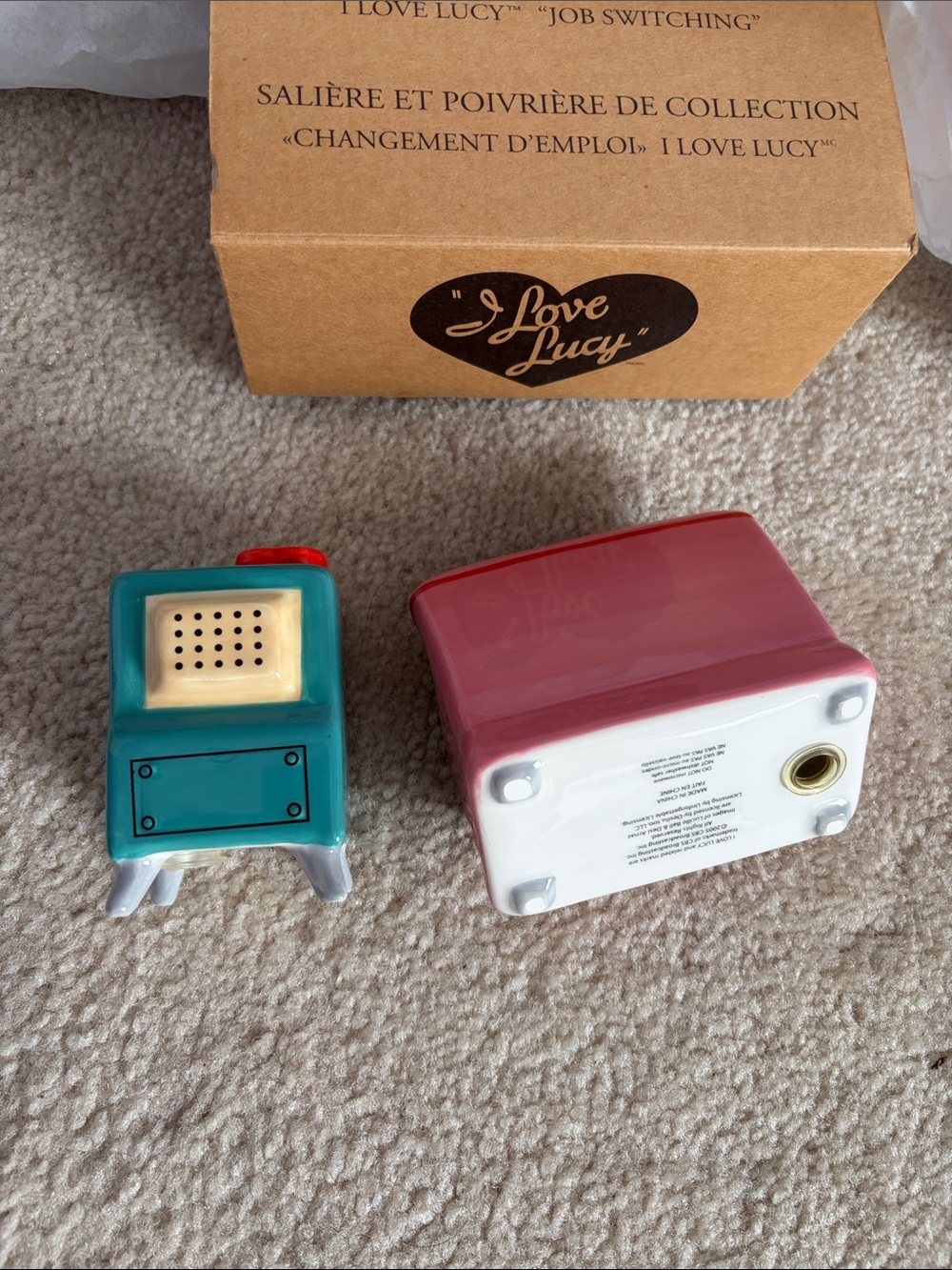 NRFB I Love Lucy Pink Couch & Teal TV Salt and Pepper Shakers - Picture 6 of 7
